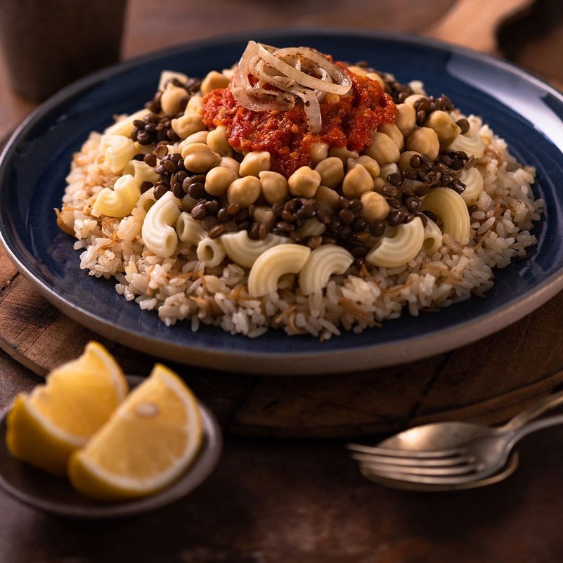 Koshari Mesir dari nasi, pasta, lentil, dan buncis dengan saus tomat